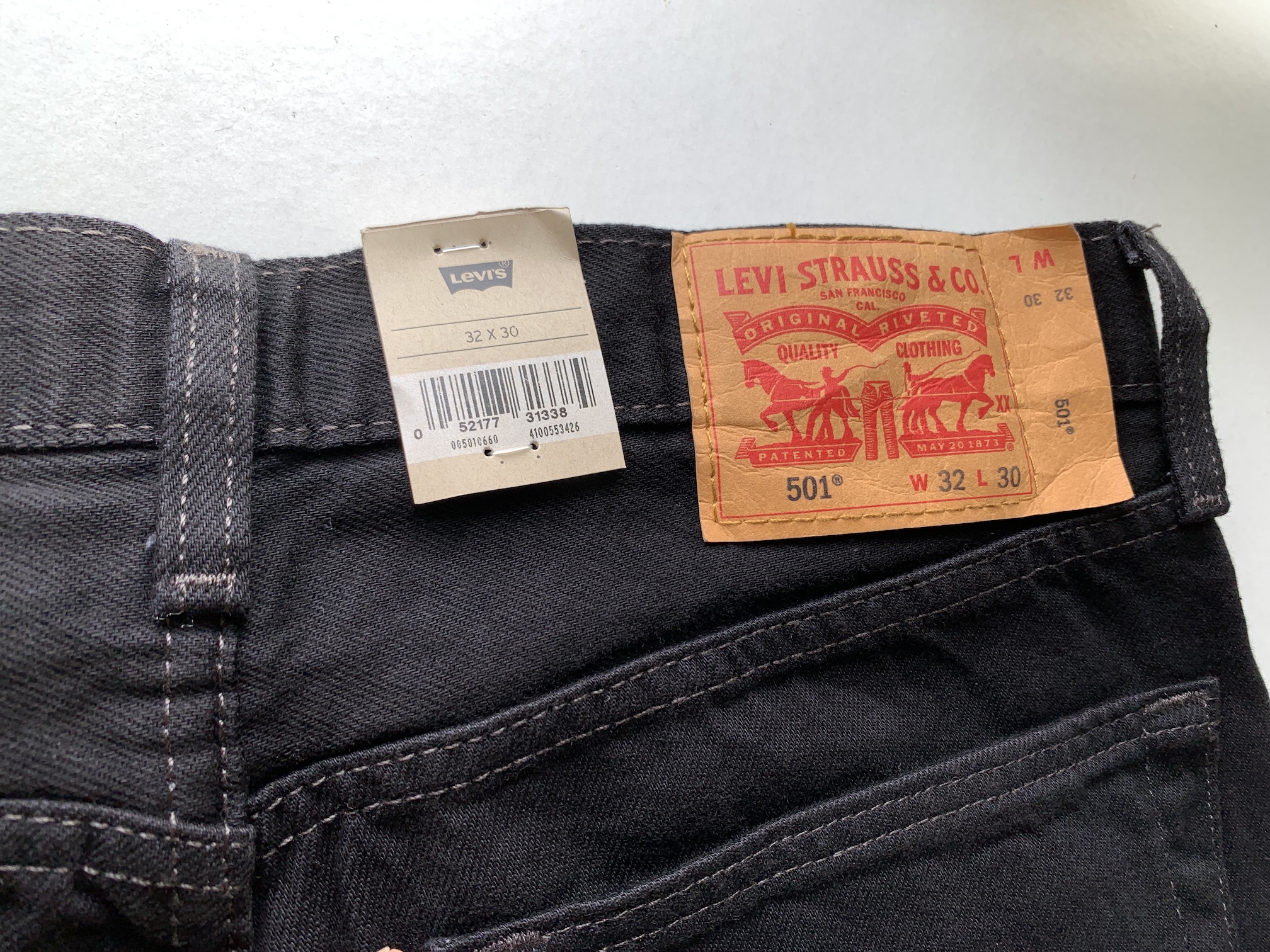 กางเกงยีนส์ Levi's 501 SuperBlack สีดำ Made in Egypt ของแท้ 100% 9